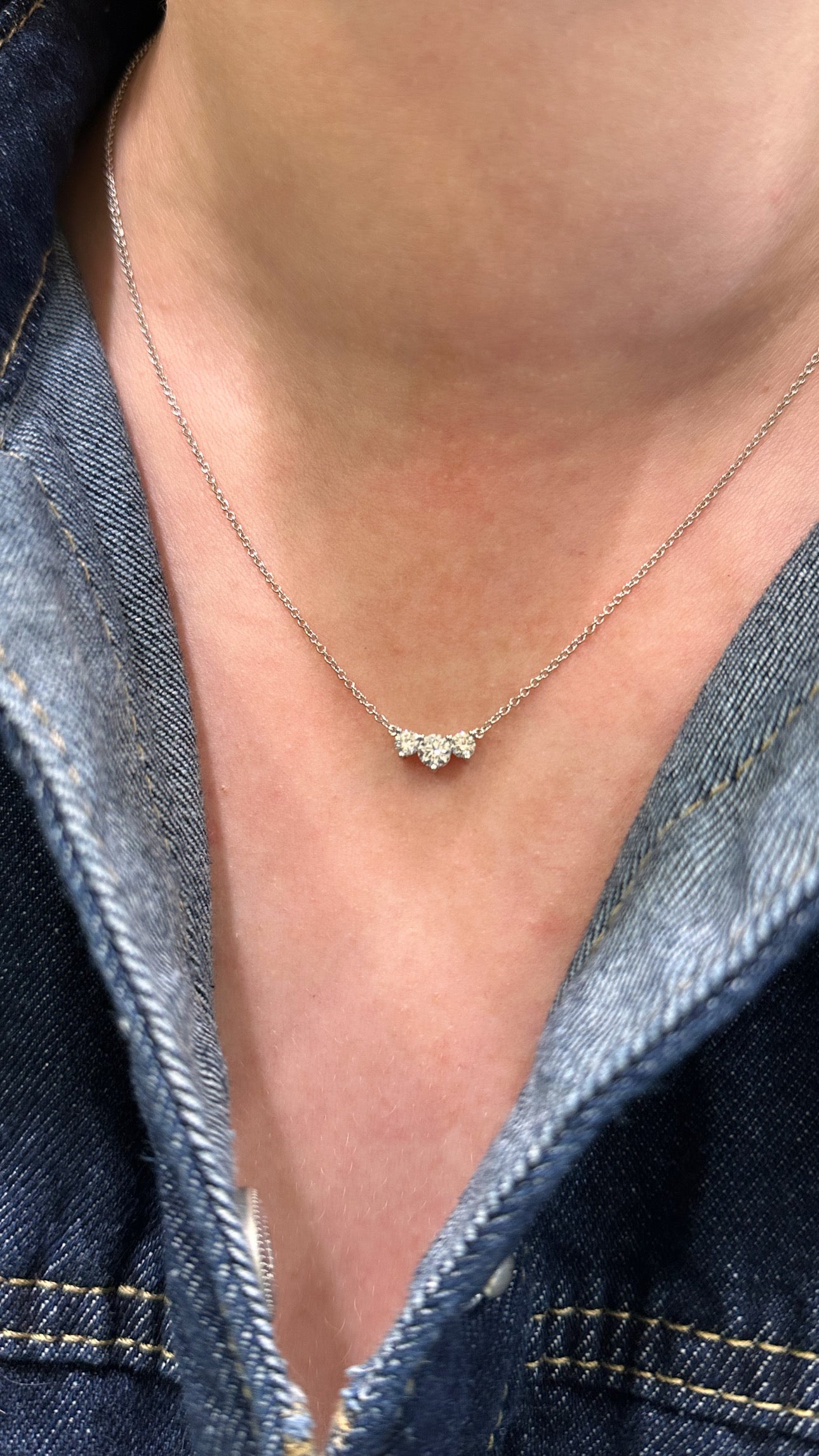 18K WHITE GOLD THREE-STONE DIAMOND NECKLACE