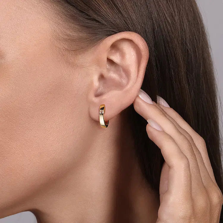 GABRIEL & CO 14K YELLOW GOLD WHITE SAPPHIRE HUGGIE HOOPS