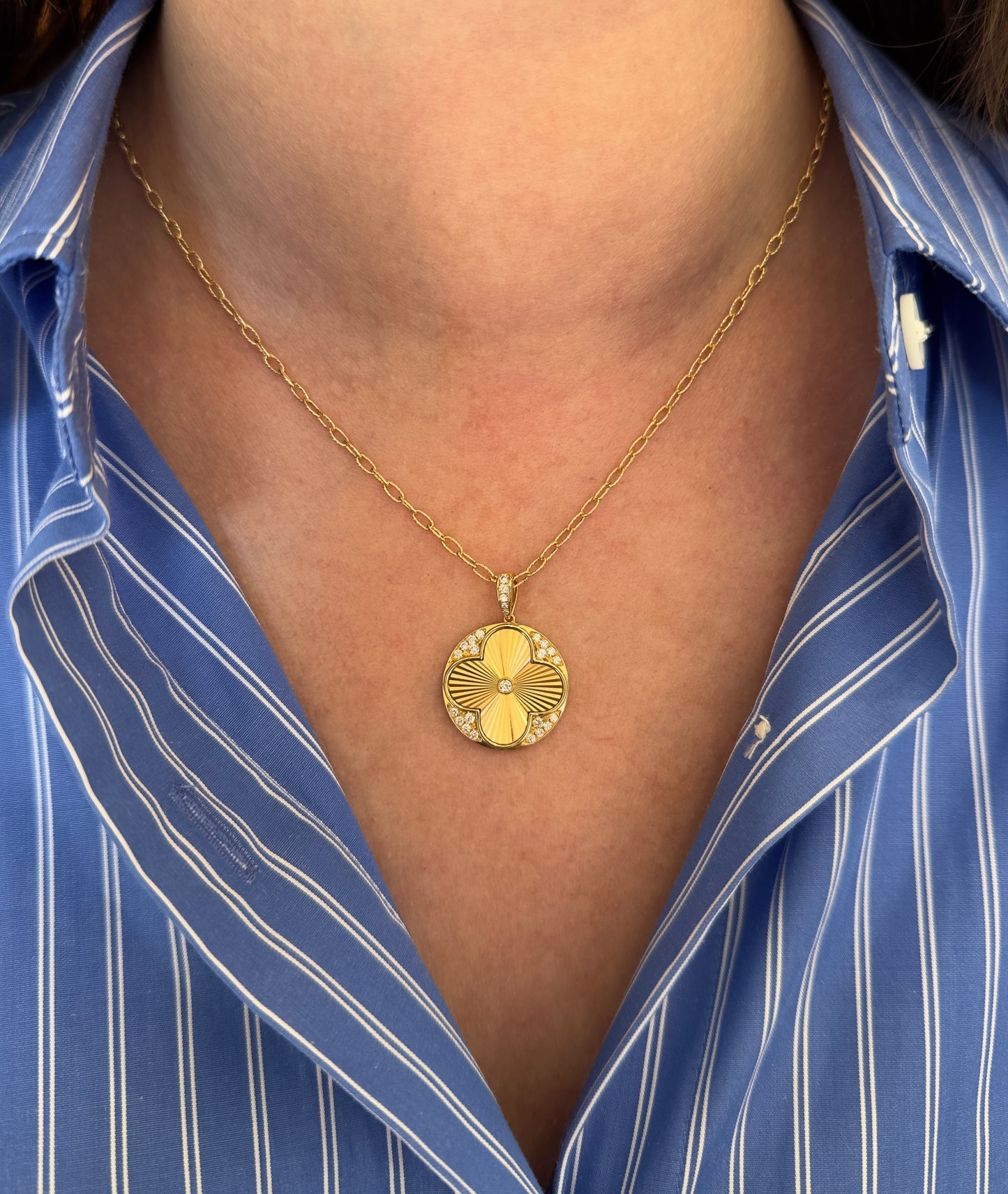 18KY FLUTED CLOVER PENDANT