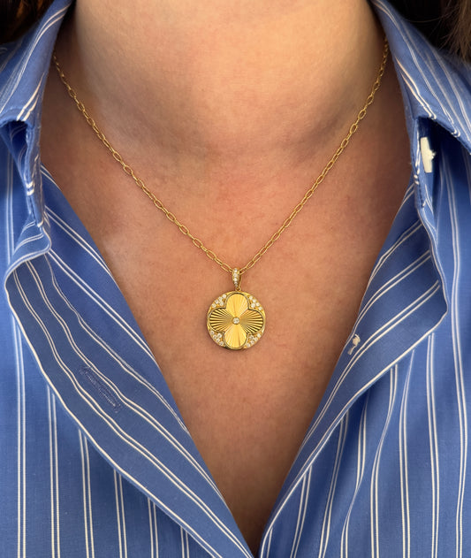 18KY FLUTED CLOVER PENDANT