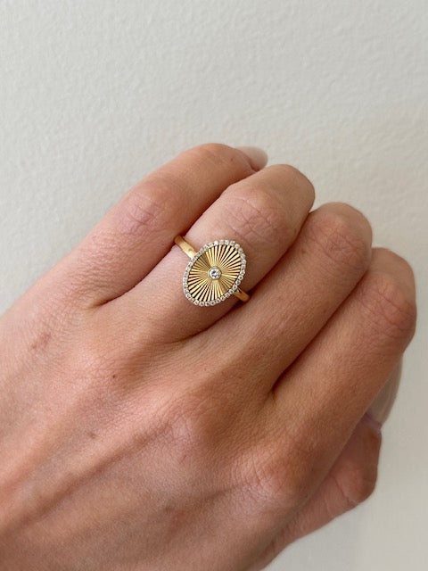 18K YELLOW GOLD FLUTED OVAL RING