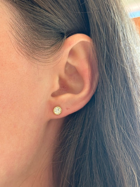 14K YELLOW GOLD DIAMOND MIRACLE TOP BEZEL SET STUD EARRINGS