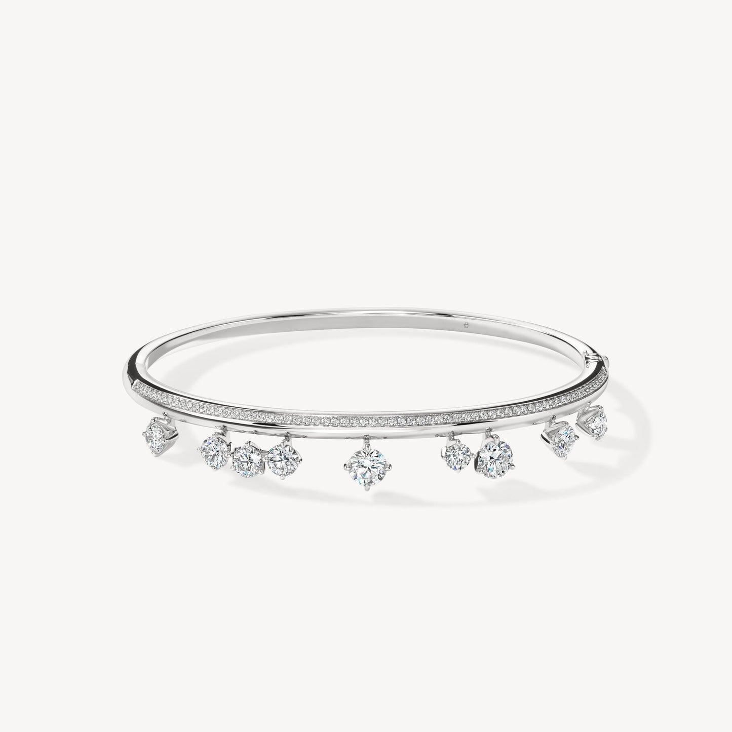 HEARTS ON FIRE 18K WHITE GOLD DIAMOND BARRE FLOATING DIAMOND PAVÉ BANGLE