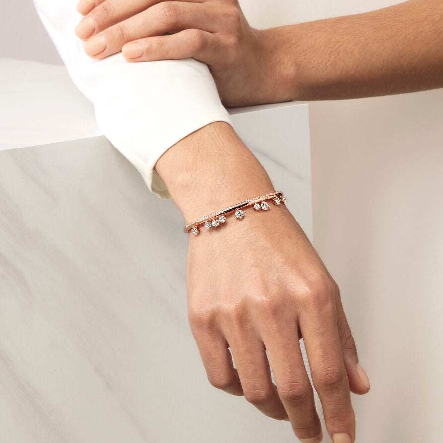 HEARTS ON FIRE 18K WHITE GOLD DIAMOND BARRE FLOATING DIAMOND PAVÉ BANGLE